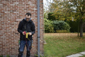 Elektriciën meet aarding uit